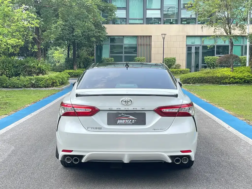 Toyota Camry — фото 3