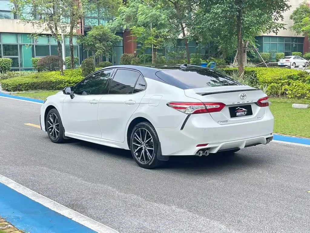 Toyota Camry — фото 8