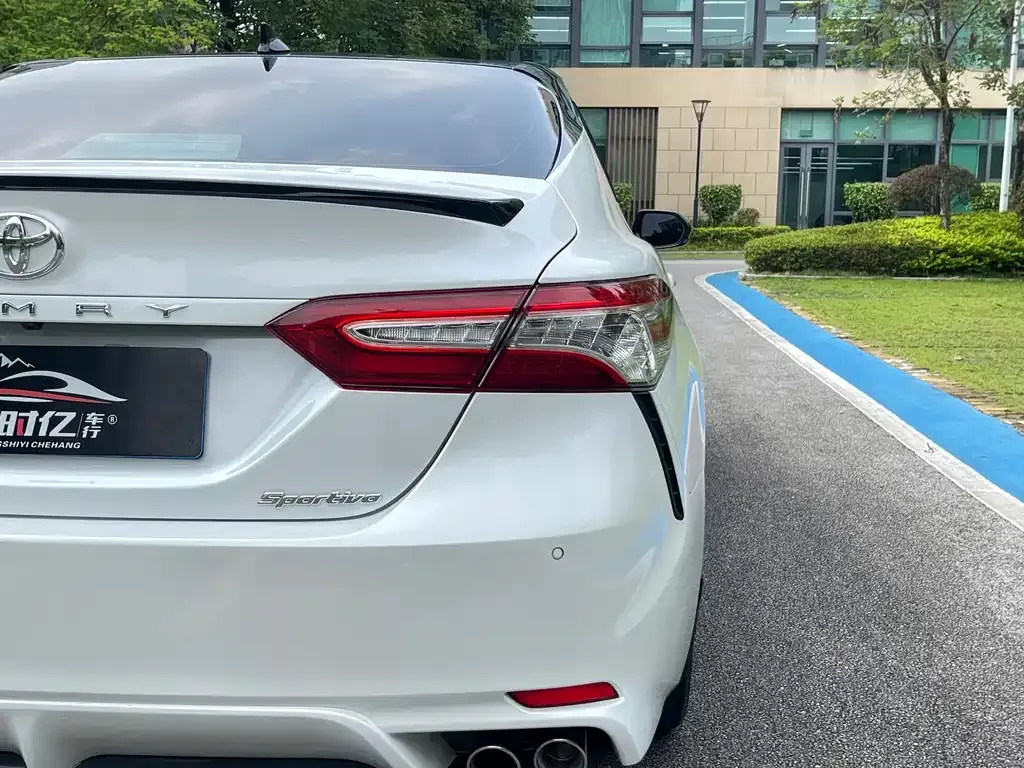 Toyota Camry — фото 10