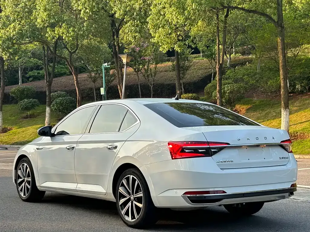 Skoda Superb — фото 7