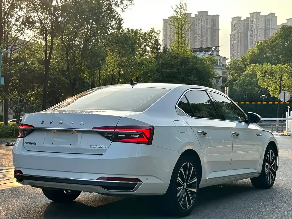 Skoda Superb — фото 9