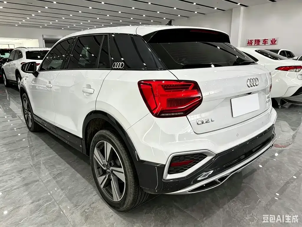 Audi Q2L — фото 8