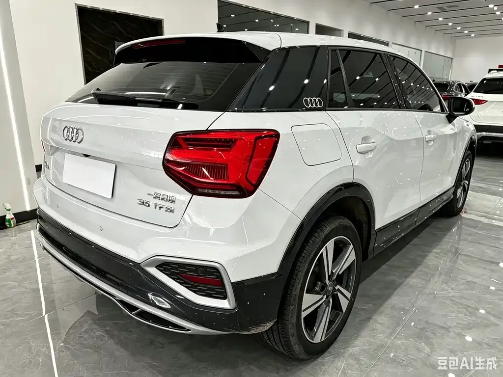 Audi Q2L — фото 5