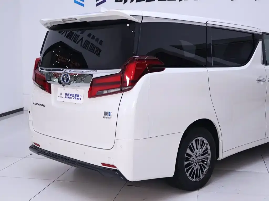 Toyota Alphard — фото 8