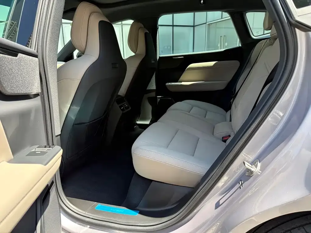 Volvo XC70 Plug-in Hybrid — фото 6