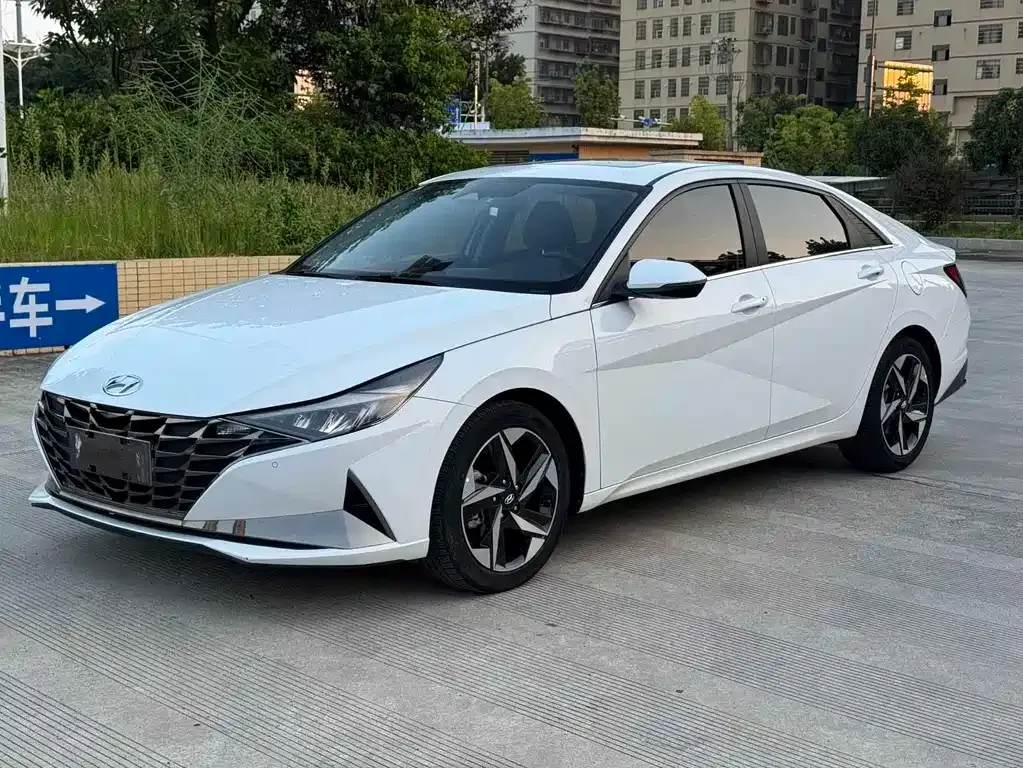 Hyundai Elantra — фото 1
