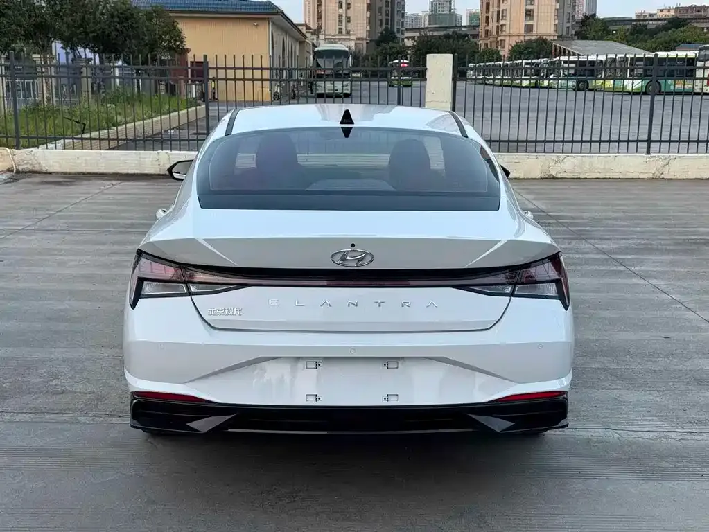 Hyundai Elantra — фото 7