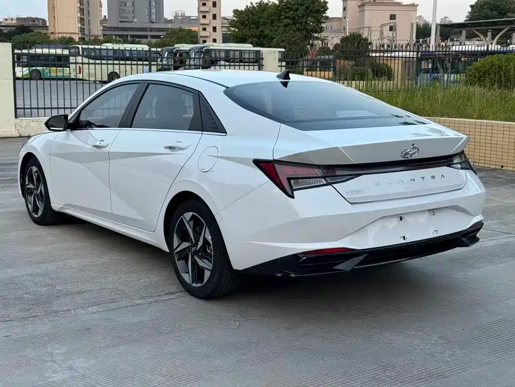 Hyundai Elantra — фото 3
