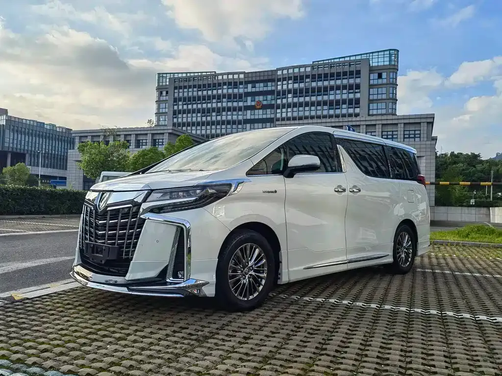 Toyota Alphard — фото 1