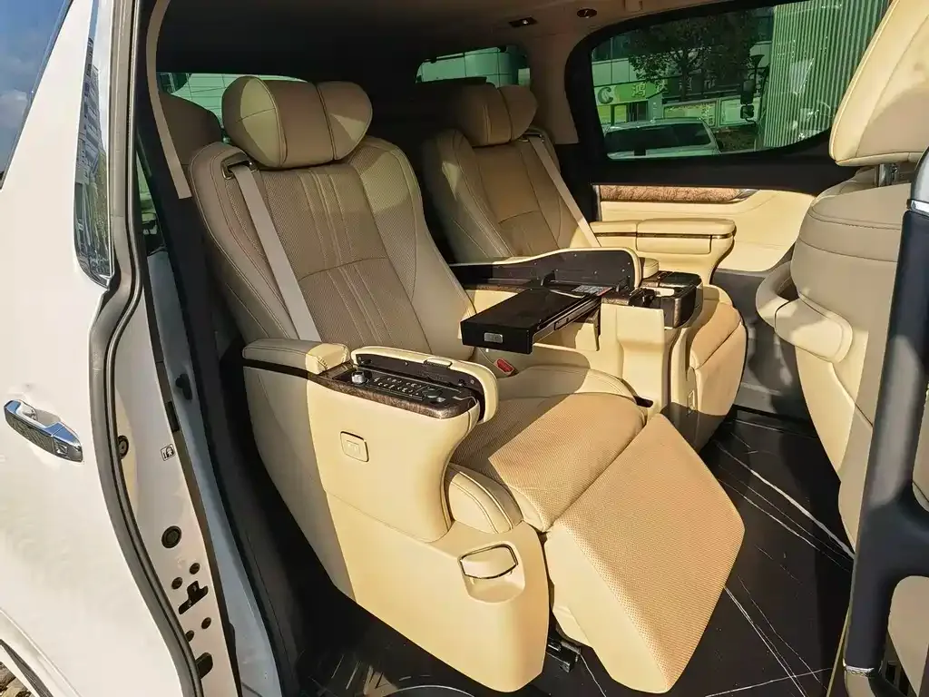 Toyota Alphard — фото 2