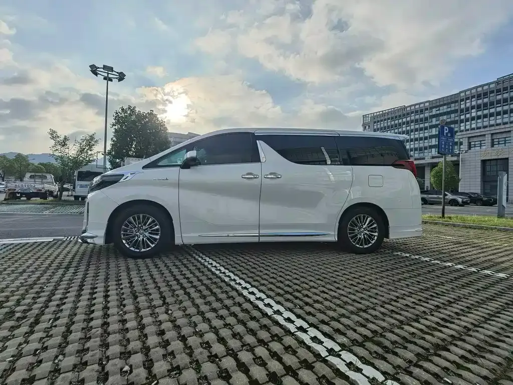 Toyota Alphard — фото 9