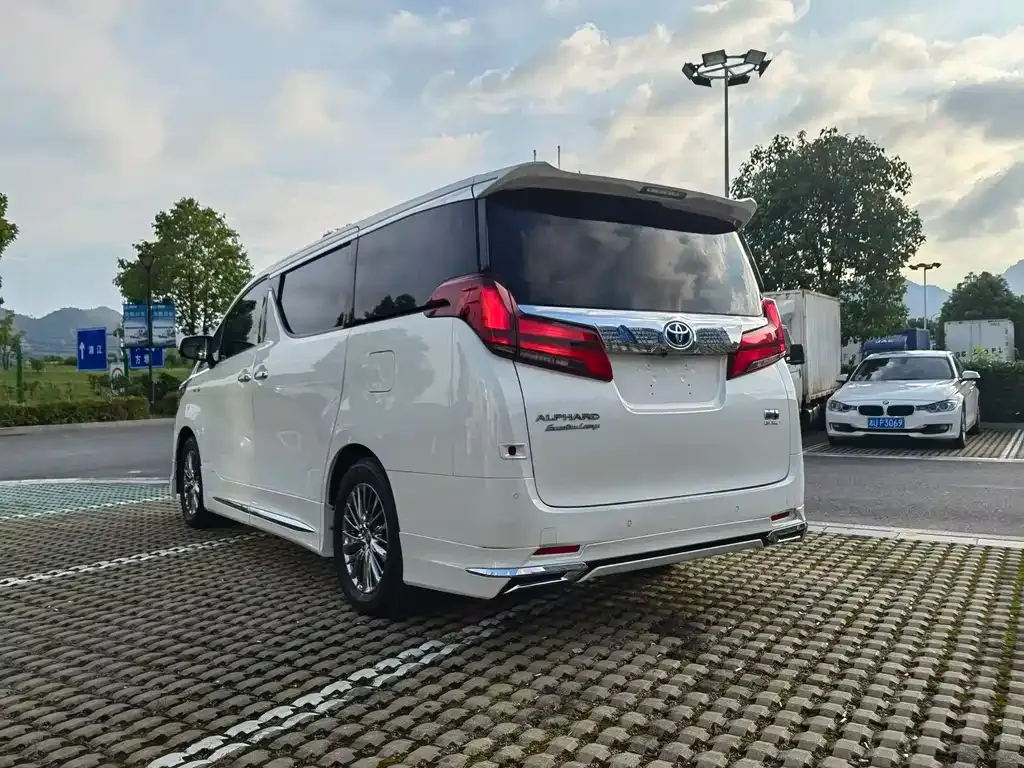 Toyota Alphard — фото 7
