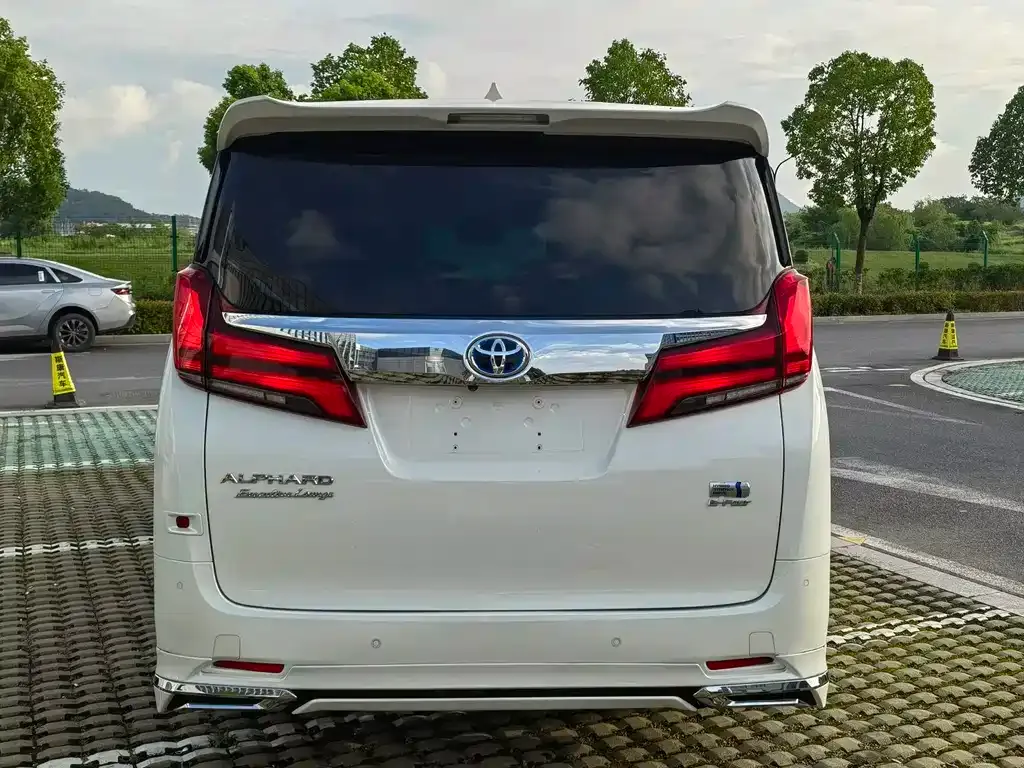 Toyota Alphard — фото 5