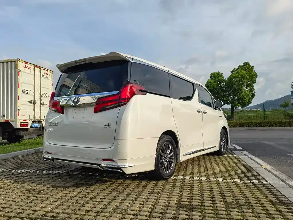 Toyota Alphard — фото 8