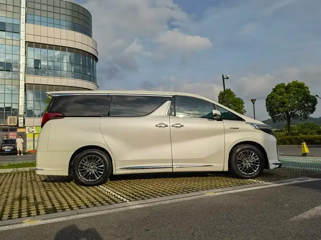 Toyota Alphard — фото 3