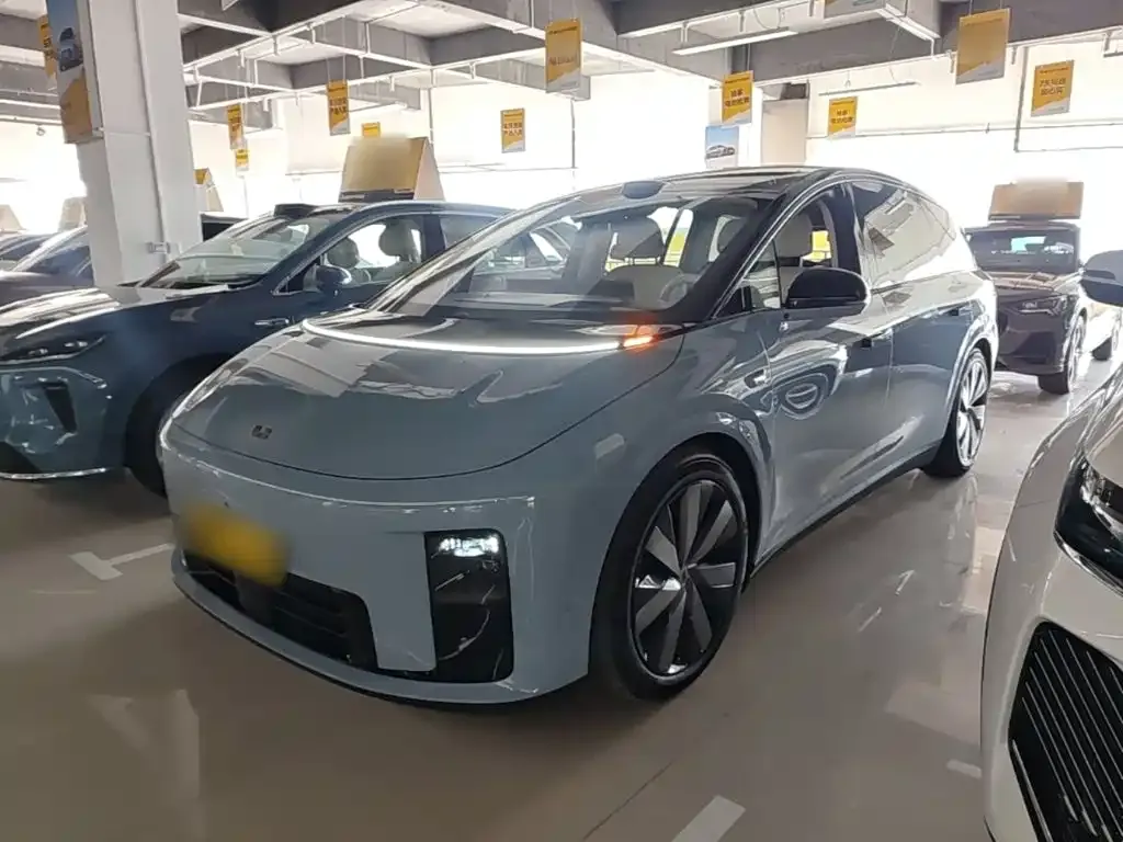 Li Auto i8 — фото 1