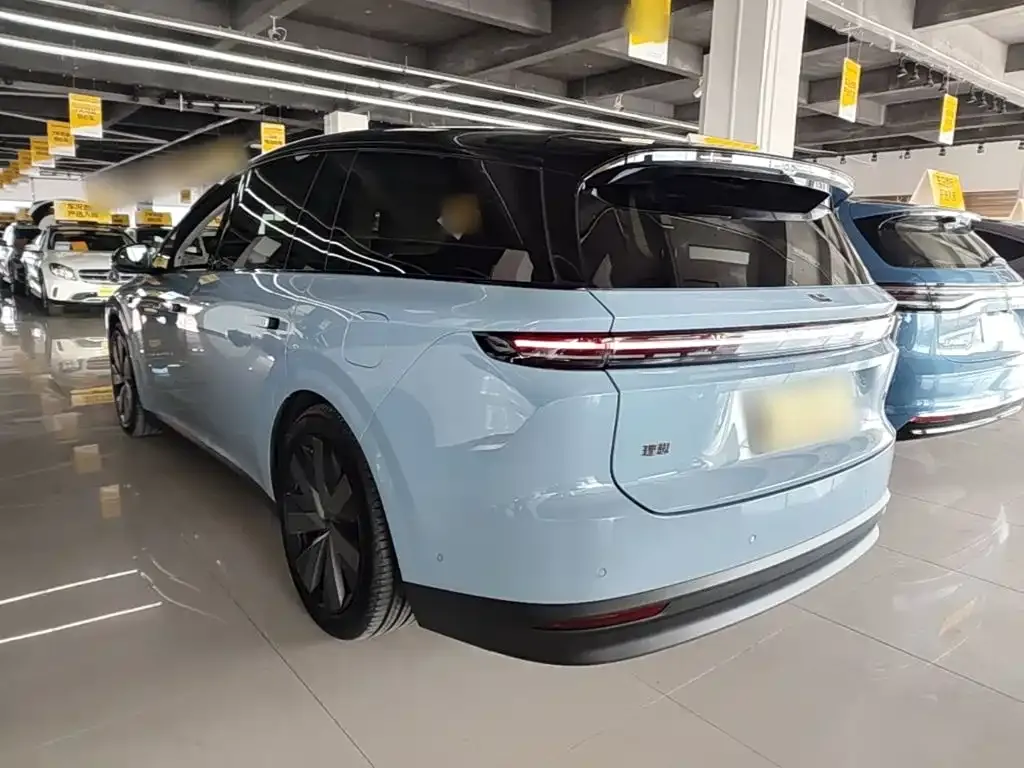 Li Auto i8 — фото 9