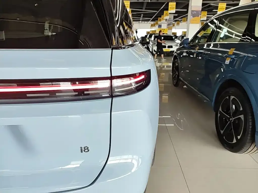 Li Auto i8 — фото 3