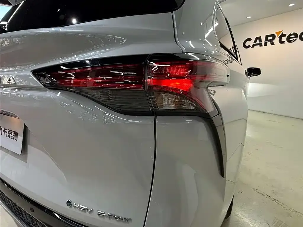 Toyota Granvia — фото 10