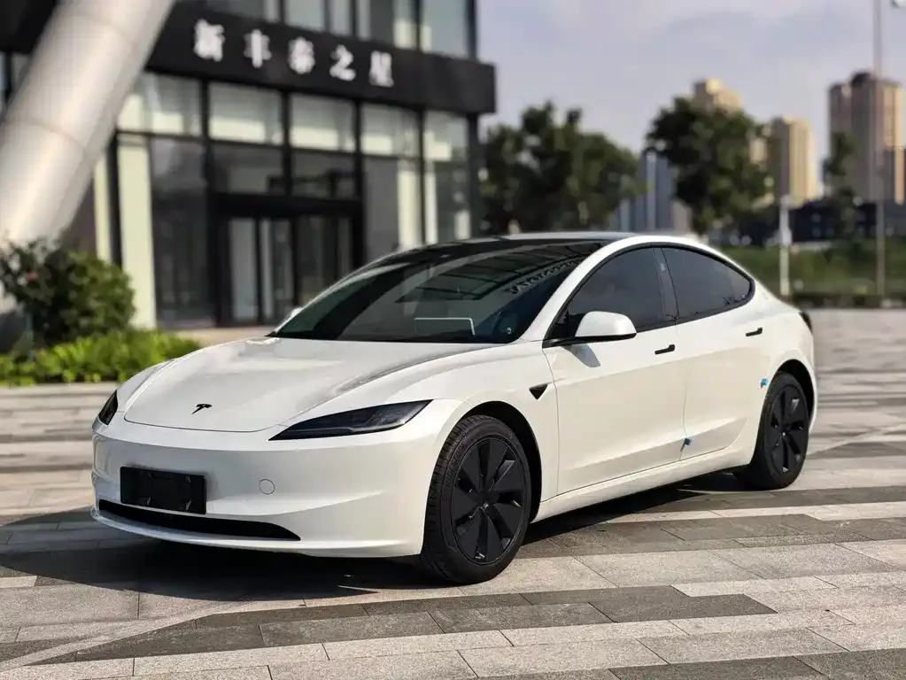 Tesla Model 3 — фото 1