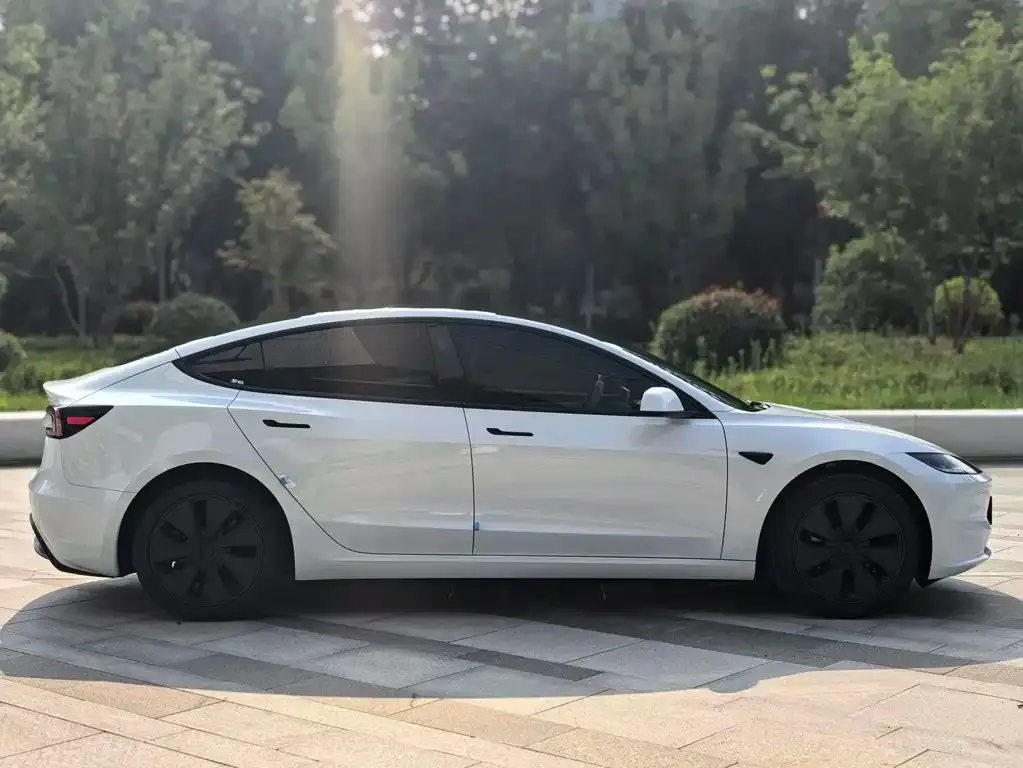 Tesla Model 3 — фото 4