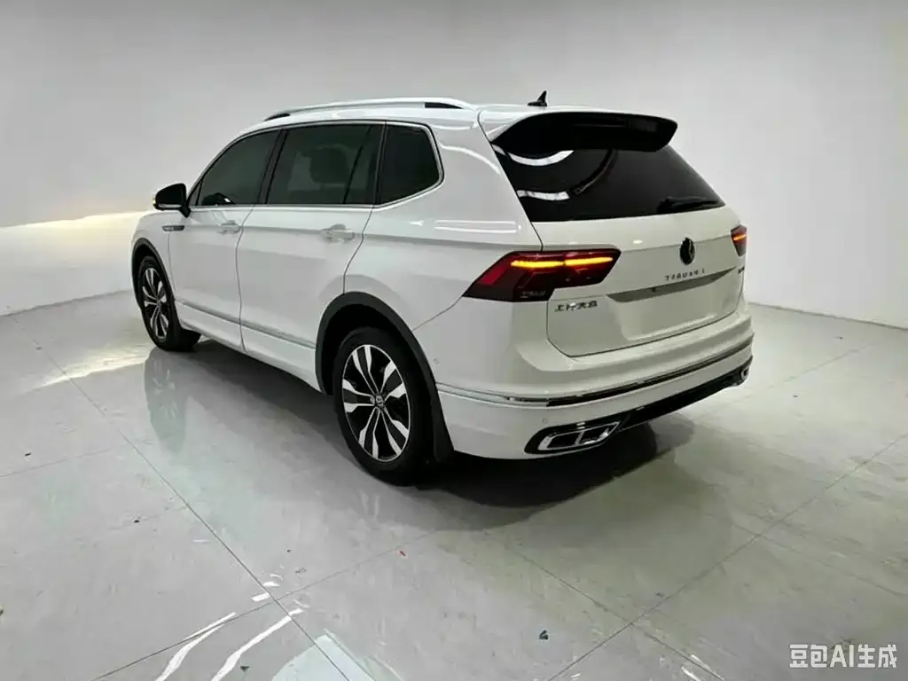 Volkswagen Tiguan L — фото 10