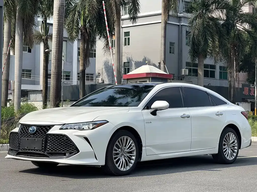 Toyota Avalon — фото 1