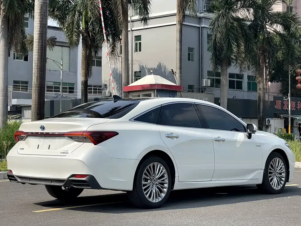 Toyota Avalon — фото 10