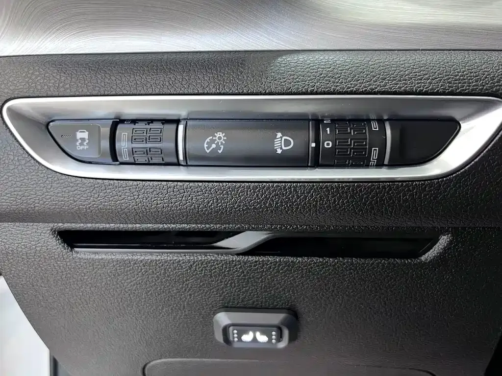 Geely Binyue — фото 10