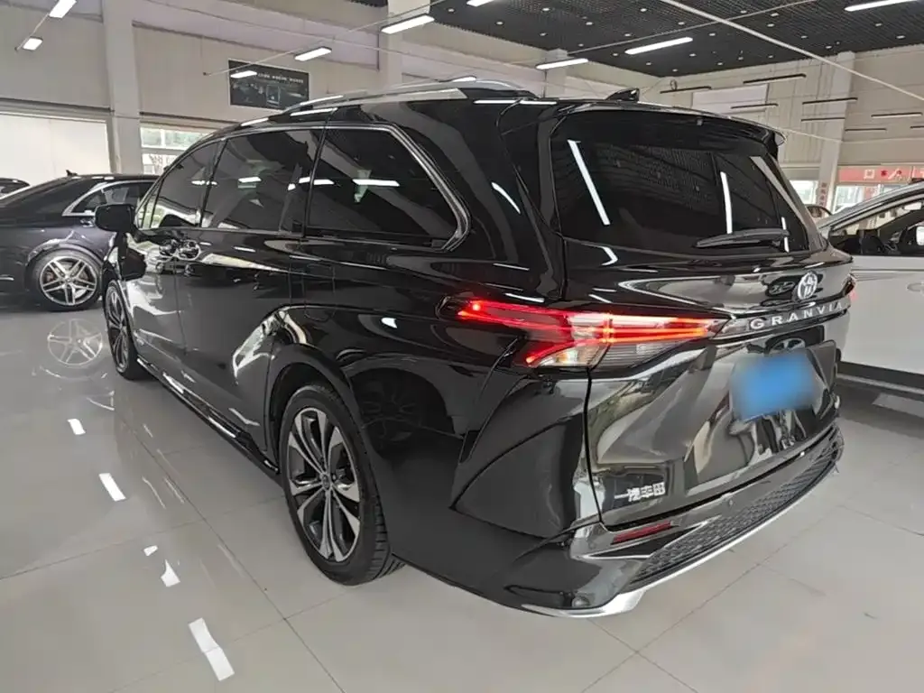 Toyota Granvia — фото 4