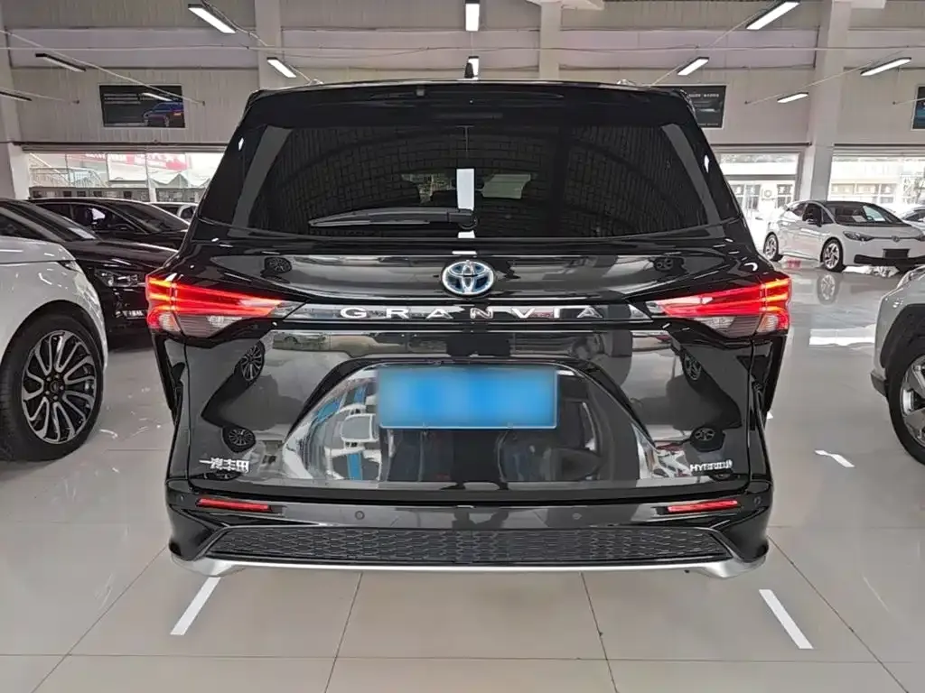 Toyota Granvia — фото 5