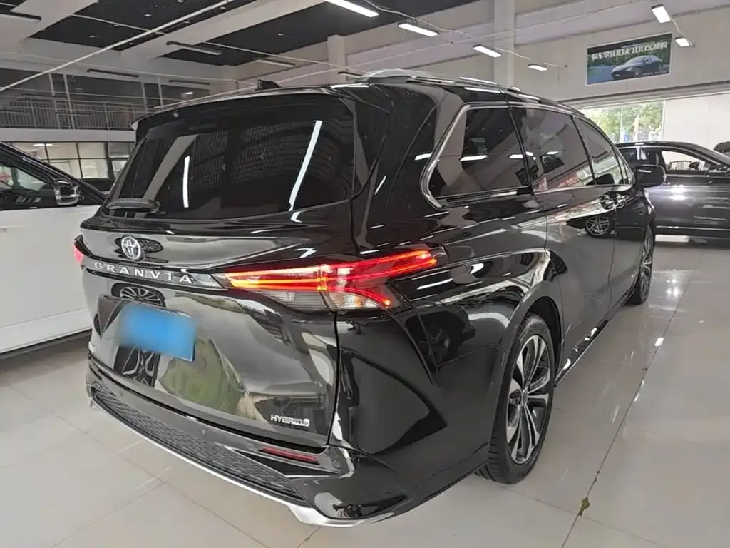 Toyota Granvia — фото 6