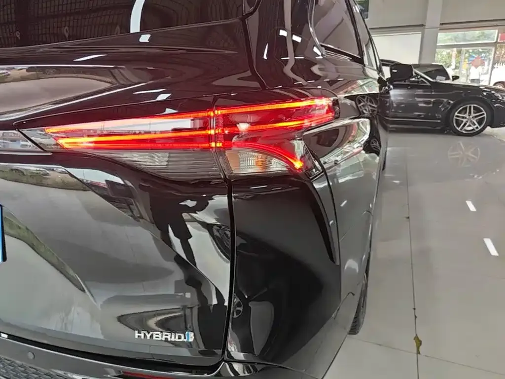 Toyota Granvia — фото 8