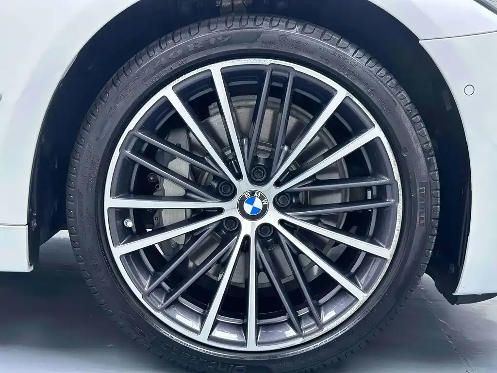 BMW 5 Series — фото 9