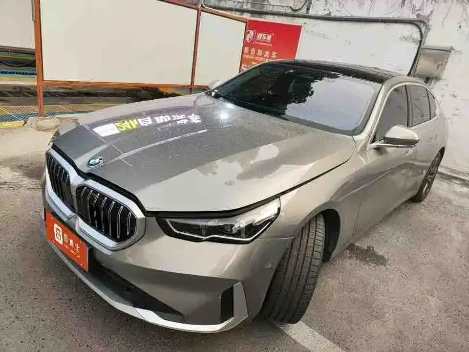 BMW 5 Series — фото 1