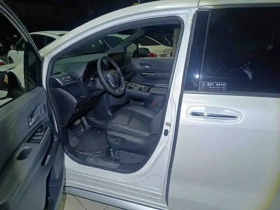 Toyota Granvia — фото 3