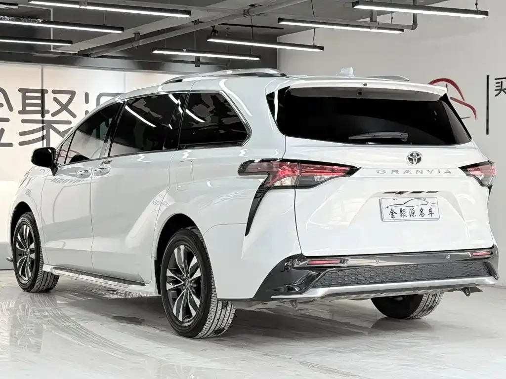 Toyota Granvia — фото 6
