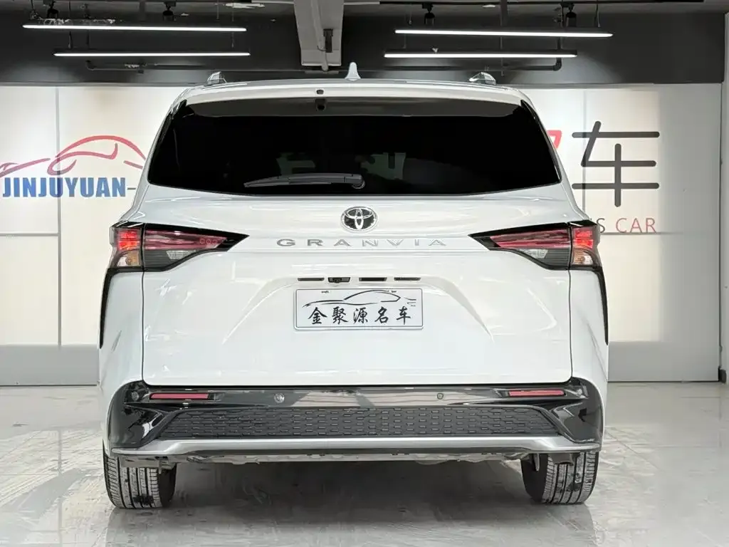 Toyota Granvia — фото 9