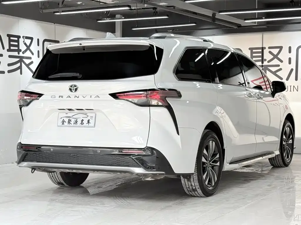 Toyota Granvia — фото 2