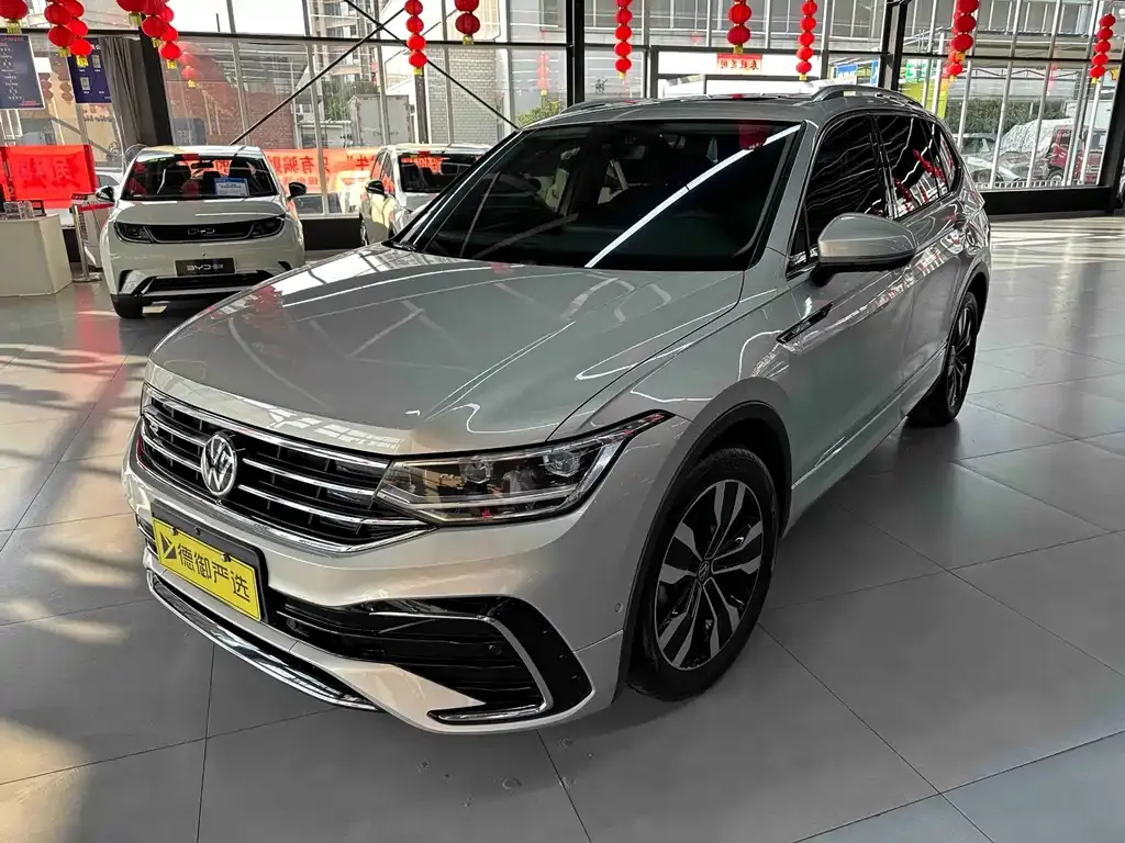 Volkswagen Tiguan L — фото 1