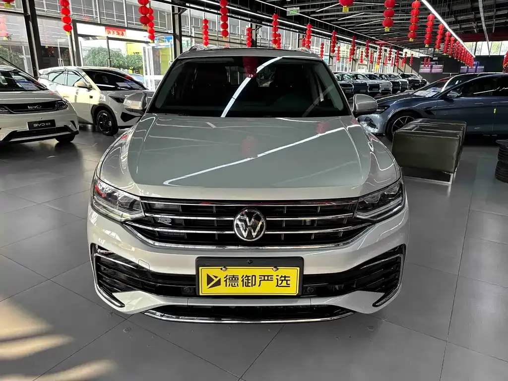 Volkswagen Tiguan L — фото 10