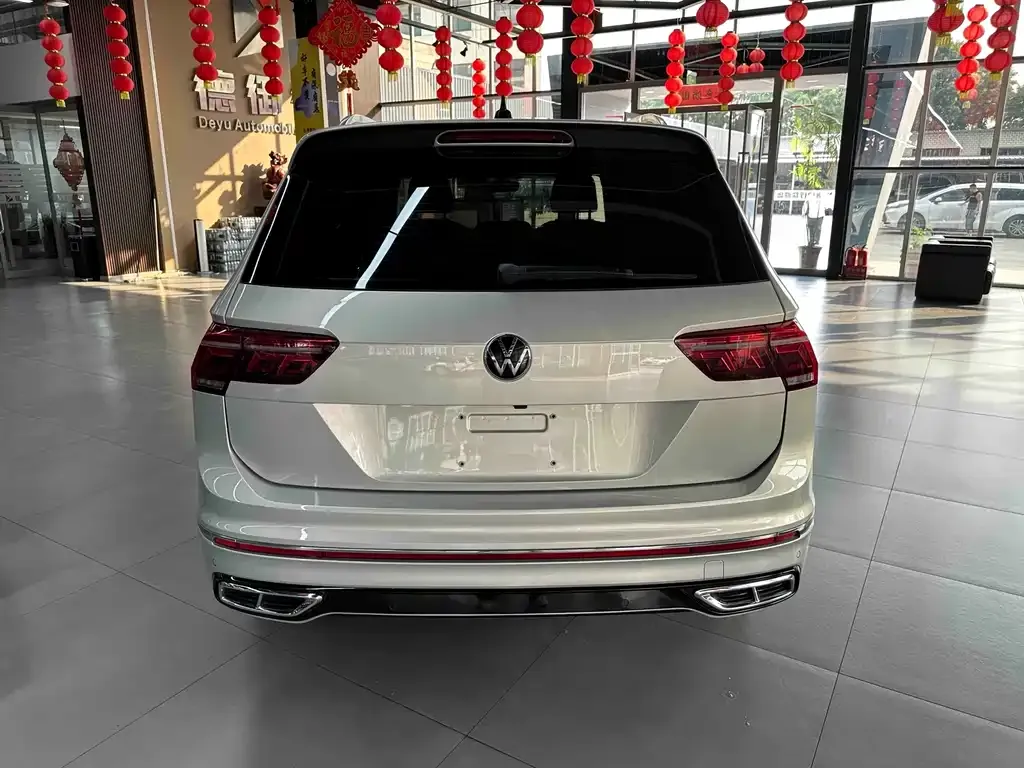 Volkswagen Tiguan L — фото 9