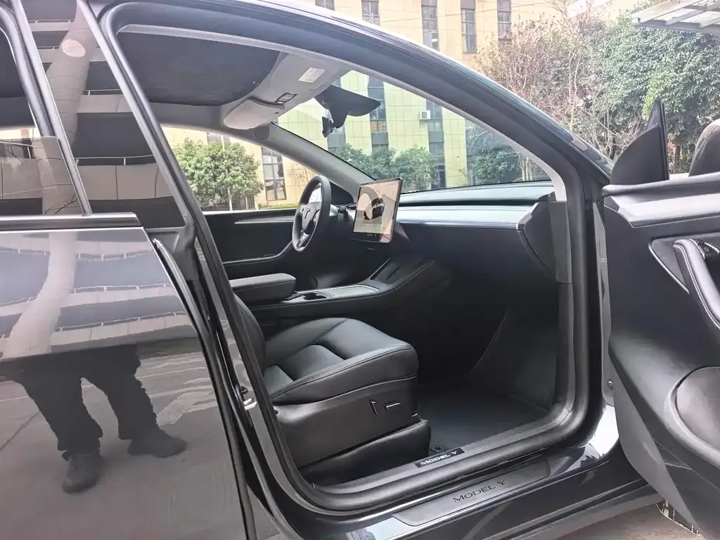 Tesla Model Y — фото 10