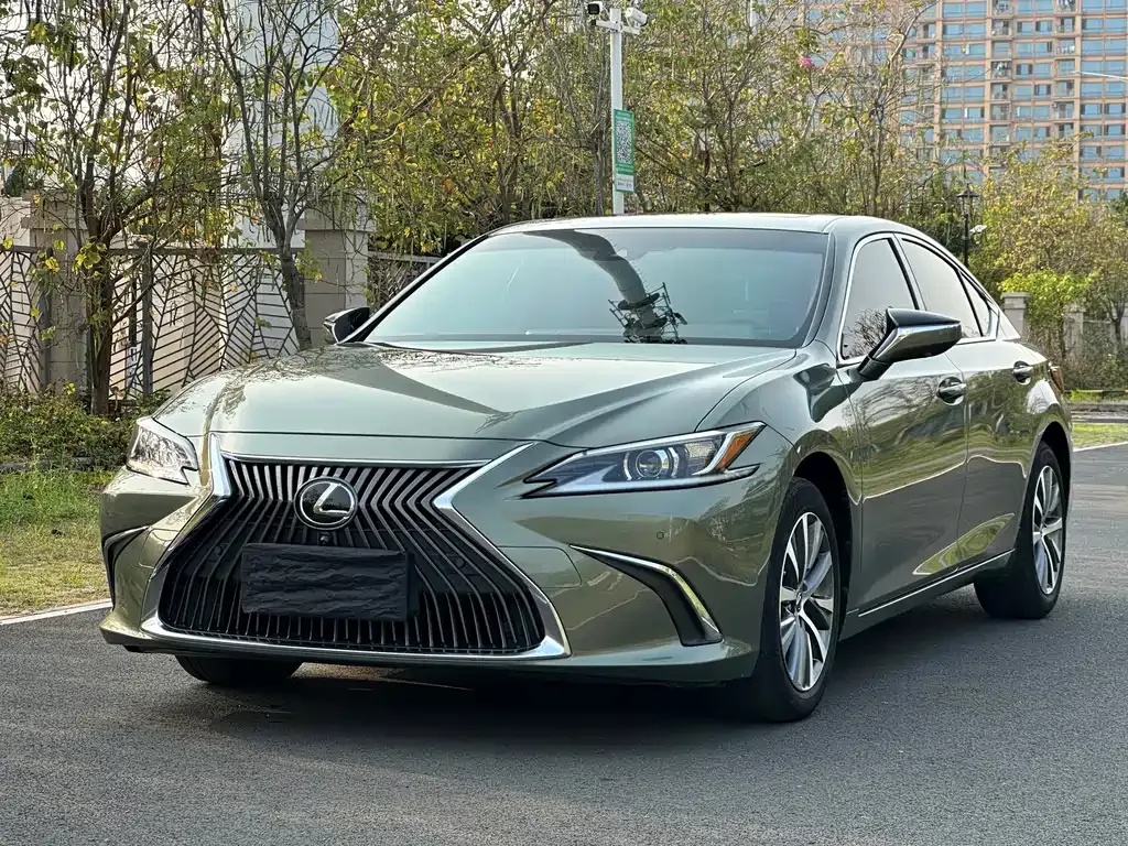 Lexus ES — фото 1