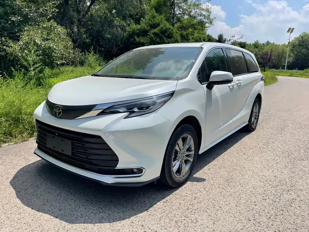 Toyota Sienna — фото 1