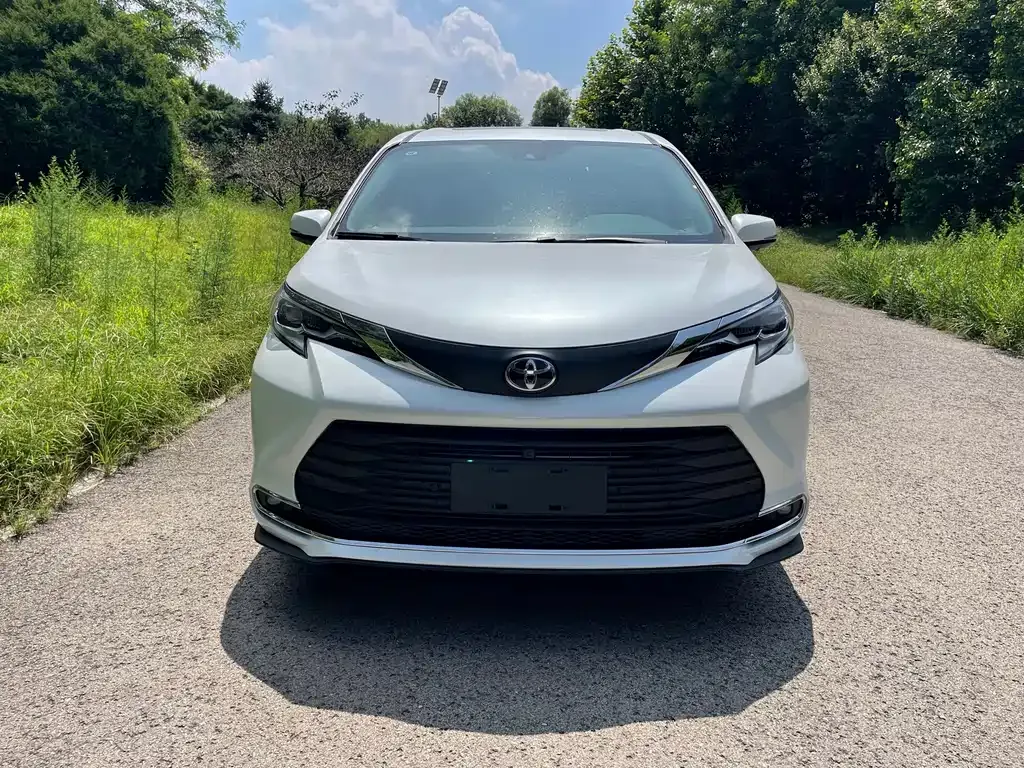 Toyota Sienna — фото 8