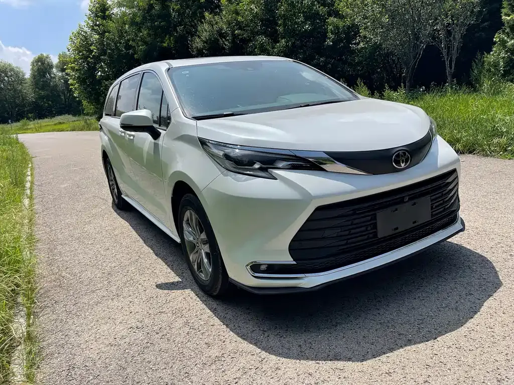 Toyota Sienna — фото 10
