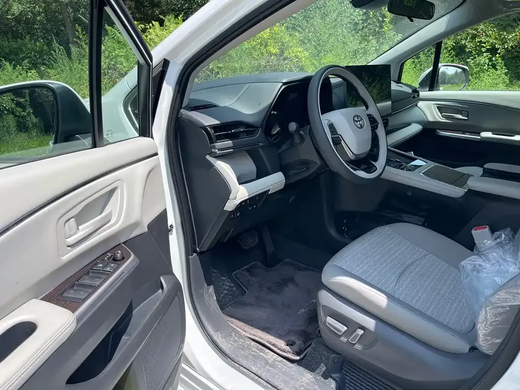 Toyota Sienna — фото 7