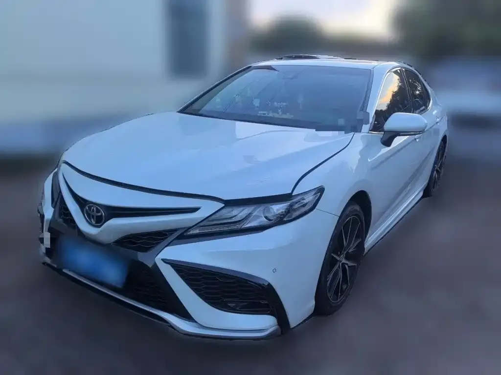 Toyota Camry — фото 1