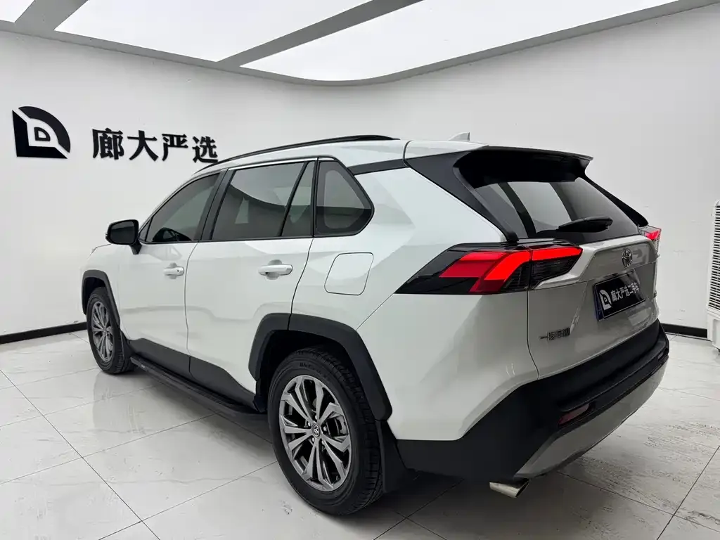 Toyota RAV4 — фото 6